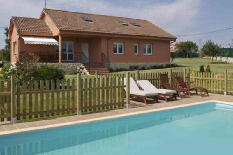 Villa Dalias con Piscina Privada, en Villaviciosa