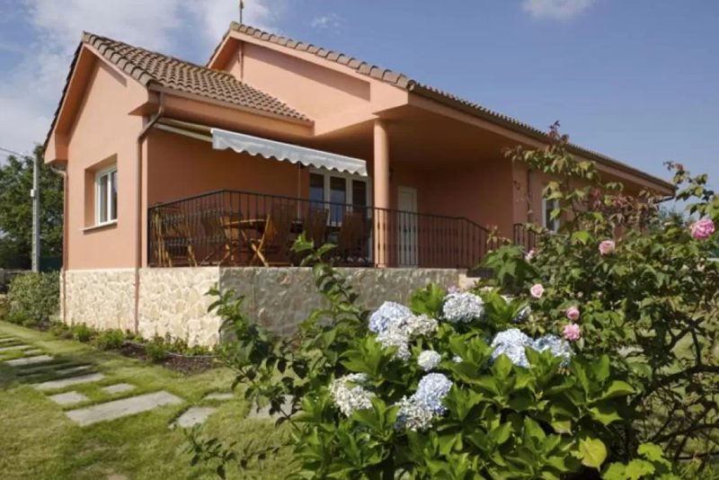 Villa Dalias con Piscina Privada in Villaviciosa